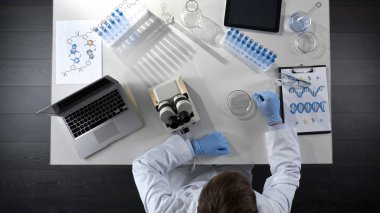 Bilimsel deneyler yapıyor, TOPVIEW laboratuvar araştırma Kimya öğrenci