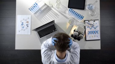 Hayal kırıklığına laboratuvar işçi tarafından deneme başarısızlık, üstten görünüm üzgün oturan