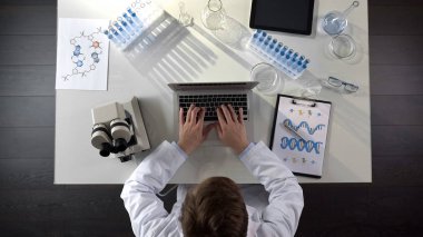 Genetik Bilim adamı Dna, dizüstü bilgisayar, tipik iletken tıbbi çalışmaları görünümü top