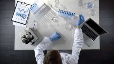 Reaktifler alarak ve Tur, üstten görünüm kimyasal experiement izlerken öğrenci