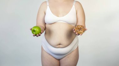 Elma ve çörek, beslenme seçim, diyet gösterilen veya overeating şişman kadın