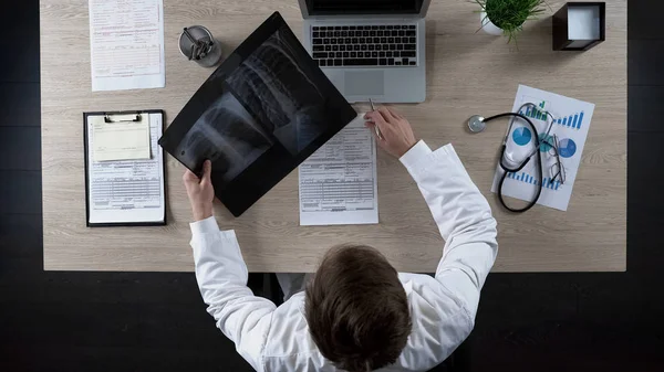 Pulmonologa Patrząc Rtg Płuc Myśląc Diagnozę Dla Pacjenta — Zdjęcie stockowe