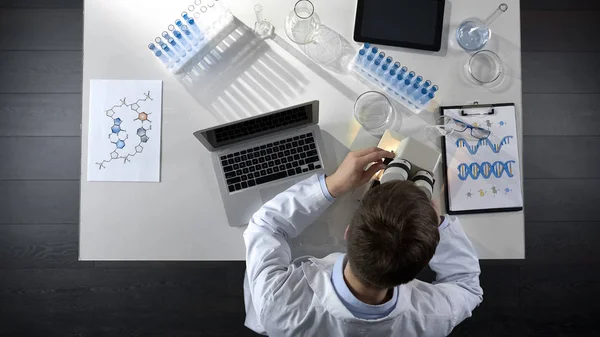 Analista Masculino Haciendo Observaciones Muestra Bajo Microscopio Vista Superior Investigación — Foto de Stock