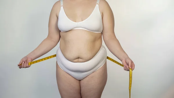 Pralle Frau Nimmt Körpermaße Übergewichtige Dame Diät Und Motivation — Stockfoto