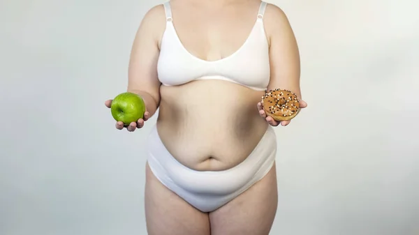 Mulher Corpulenta Mostrando Maçã Donut Escolha Nutrição Dieta Comer Demais — Fotografia de Stock