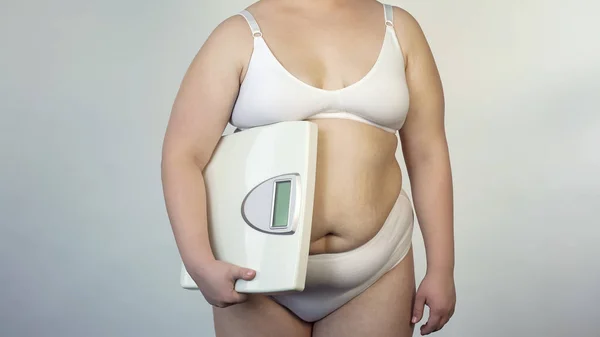 Além Tamanho Feminino Segurando Escalas Cuidados Com Corpo Dieta Desejo — Fotografia de Stock