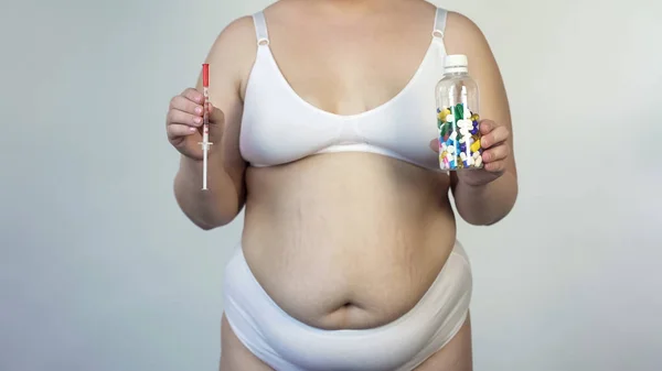 Conséquences Diabète Dame Surpoids Montrant Seringue Flacon Avec Des Pilules — Photo