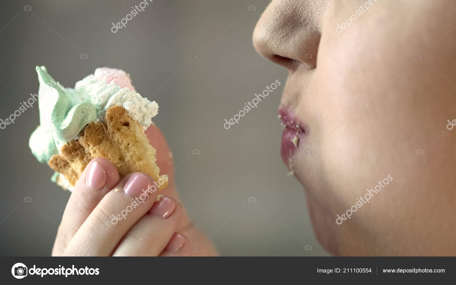 Het eten van romige spuiten