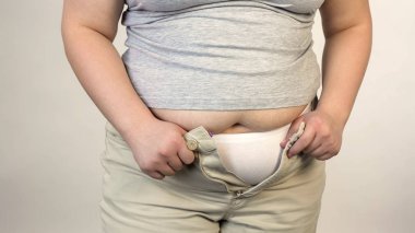 Kilolu kadın düğme pantolon, obezite, sarkık göbek artı boyutu için çalışıyor