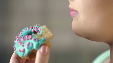 Closeup ısırıldı donut, tombul kadın yeme sağlıksız yiyecek, diyabet, obezite