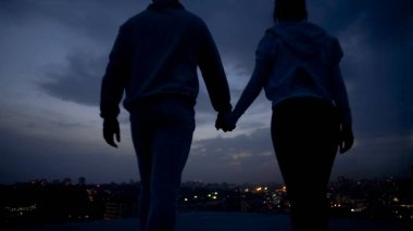 Genç çift tutuşup, çatıda yer, ilişki dating romantik tarihi