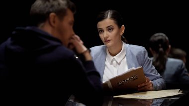 Güzel sorgulayıcı toplantı tutuklandı adam, soruşturma suç, güvensizlik