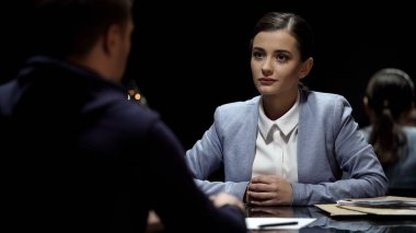 Kadın avukat istemcide gülümseme ile seyir hapishaneden serbest bırakılması için umut veriyor