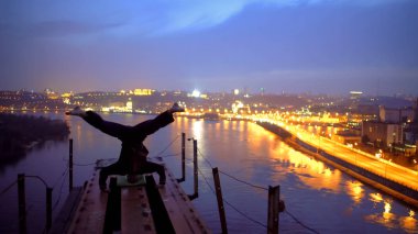 Köprü, adrenalin ve spor kenarında başı yapım cesur atlet