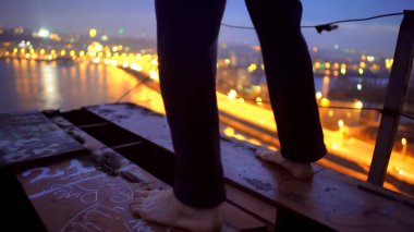 Köprü kenarında duran, intiharı, depresyon düşünme yalınayak adam