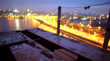 Suda, gizemli bir şekilde yansıtan gece şehir ışıkları görüntülemek köprü kenarından