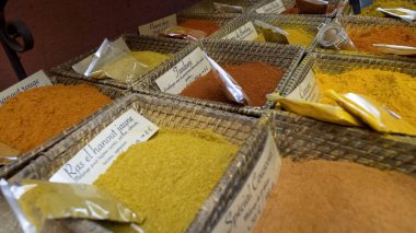 Oryantal geleneksel baharat ve otlar, baharat deposu, yerel pazar hazır ambalajlı