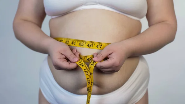 Femeia Obeza Care Masuratori Burta Probleme Sanatate Supraponderali Dieta — Fotografie, imagine de stoc