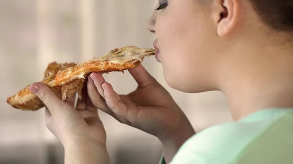 Mulher Corpulenta Comendo Fatia Pizza Gostando Sabor Sobrepeso Junk Food — Fotografia de Stock