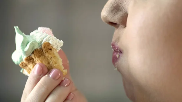 食欲不振 ジャンク フード 肥満とクリーミーなデザートを食べて空腹の太りすぎの女性 — ストック写真