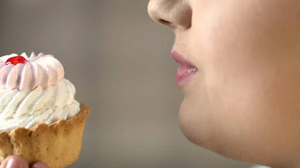 Mulher Gorda Olhando Para Bolo Tentação Sobrepeso Alimentos Não Saudáveis — Fotografia de Stock