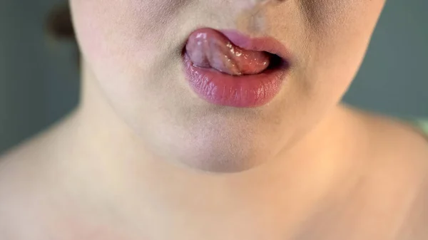 Nahaufnahme Von Hungrigen Mädchen Lippen Lecken Appetit Schwer Der Versuchung — Stockfoto