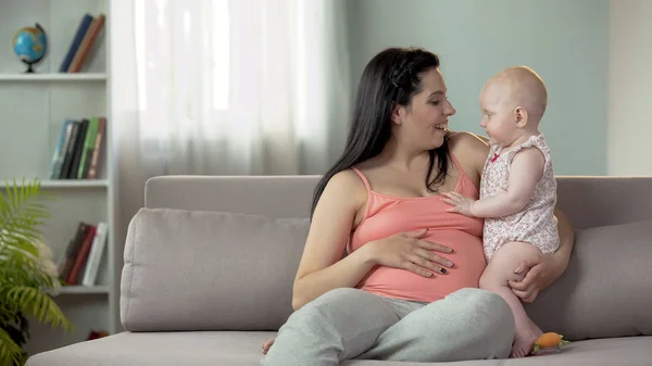 Jonge Dame Verwachten Kind Genieten Van Tijd Met Kleine Baby — Stockfoto