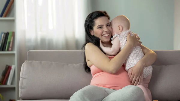 Linda Mujer Embarazada Besándose Abrazando Hija Amor Ternura Familia — Foto de Stock