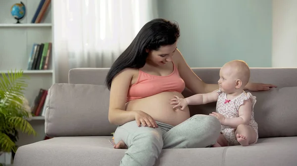 Curioso Bambino Toccando Mamma Pancia Incinta Aspettandosi Sorellina Fratello — Foto Stock