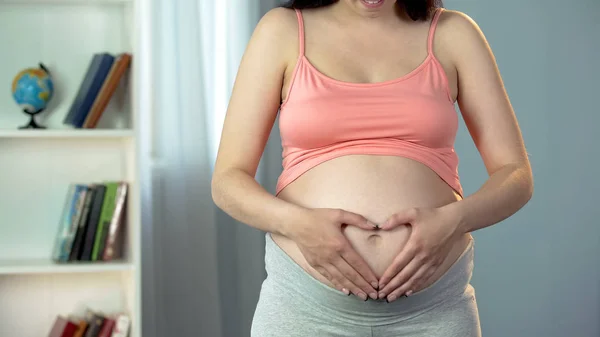 Senhora Grávida Fazendo Sinal Forma Coração Com Mãos Barriga Grande — Fotografia de Stock