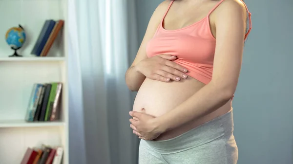 Mujer Embarazada Anticipando Nacimiento Del Bebé Tocando Vientre Con Tierno —  Fotos de Stock