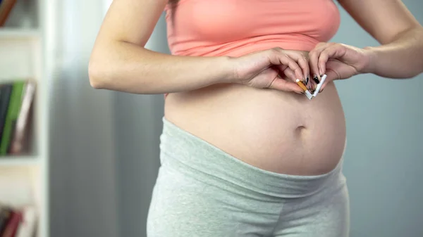 Zwangere Vrouw Breken Sigaret Opgevend Slechte Gewoonte Zorg Gezondheid Van — Stockfoto