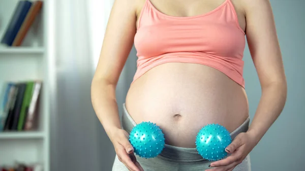 Mulher Usando Bolas Borracha Para Massagear Barriga Grávida Relaxar Aliviar — Fotografia de Stock