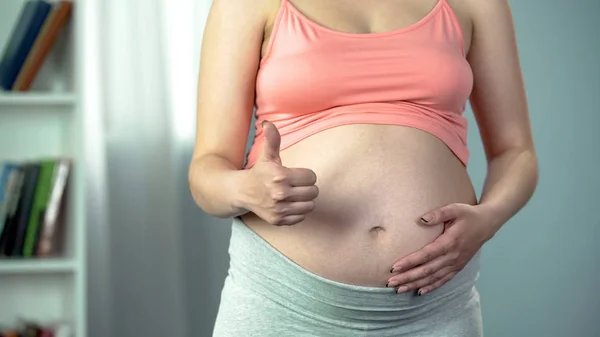 Здоровая Беременная Женщина Показывает Большой Палец Вверх Знак Наслаждаясь Хорошим — стоковое фото