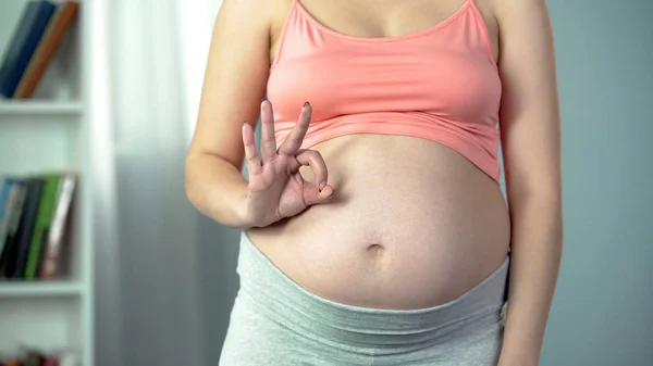 Señorita Embarazada Mostrando Signo Cuidado Prenatal Bebé Sano Tercer Trimestre —  Fotos de Stock