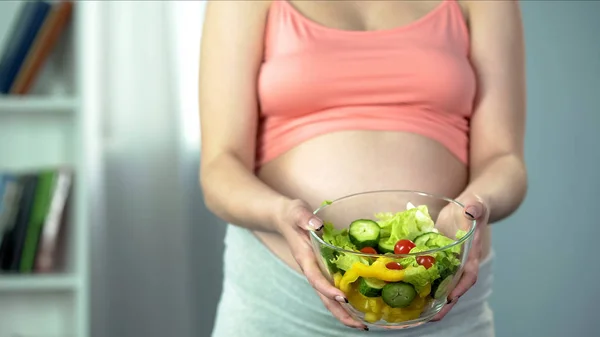Zwangere Vrouw Kom Salade Van Groenten Rijk Aan Vitaminen Voedingsstoffen — Stockfoto