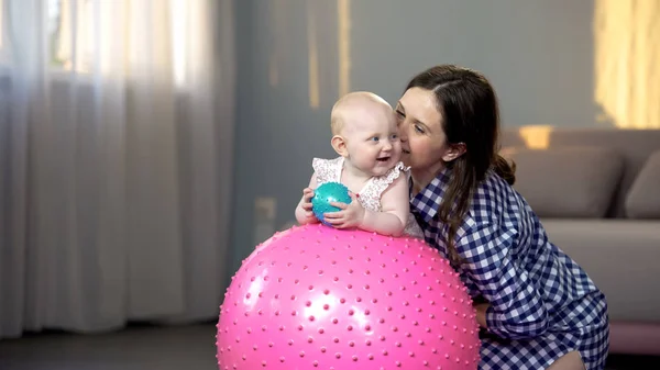 开朗的妈妈玩婴儿 使婴儿健身运动对大球 — 图库照片