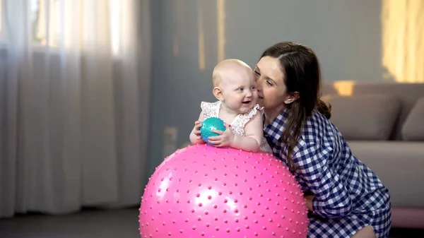 Alegre Madre Jugando Con Bebé Haciendo Ejercicios Fitness Del Bebé — Foto de Stock