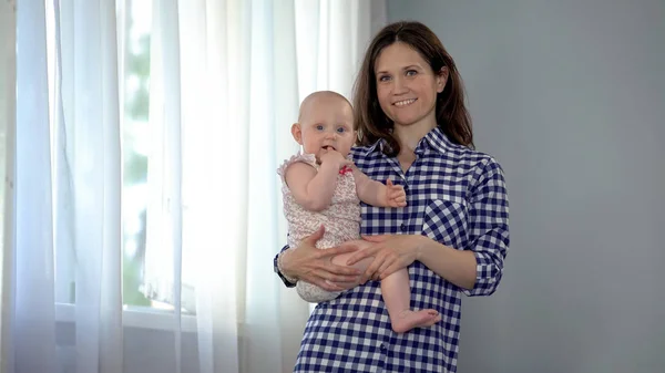 Madre Feliz Sosteniendo Linda Niña Brazos Sonriendo Cámara Maternidad — Foto de Stock