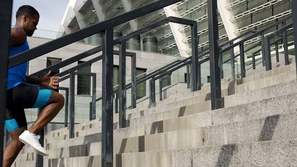 Atletische Sportman Met Trap Opleiding Stadium Gezonde Levensstijl — Stockfoto