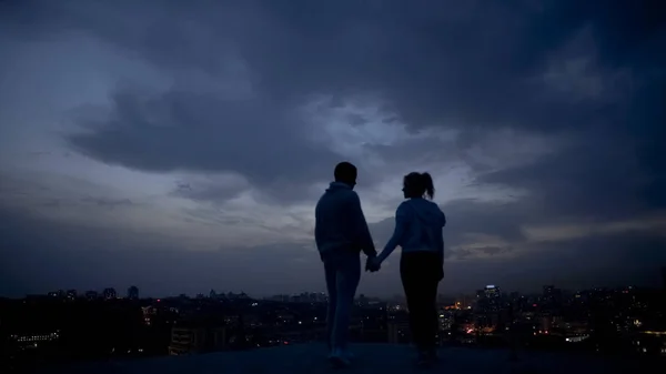 Jongeren Genieten Van Romantische Avond Dak Verlichte Stad Bij Nacht — Stockfoto