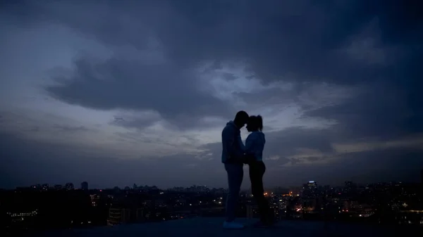 Pareja Amor Disfrutando Momentos Románticos Azotea Ciudad Iluminada Por Noche — Foto de Stock