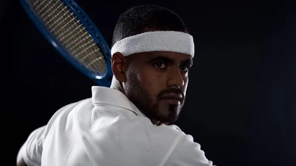 Jugador Tenis Masculino Con Raqueta Deportista Preparándose Para Partido Estilo — Foto de Stock