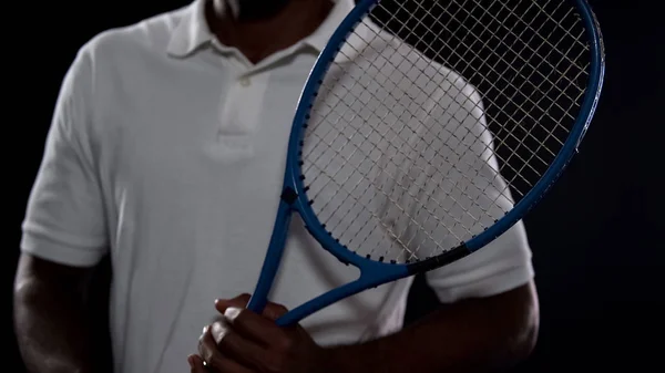 Schöner Männlicher Sportler Mit Tennisschläger Der Für Die Kamera Posiert — Stockfoto