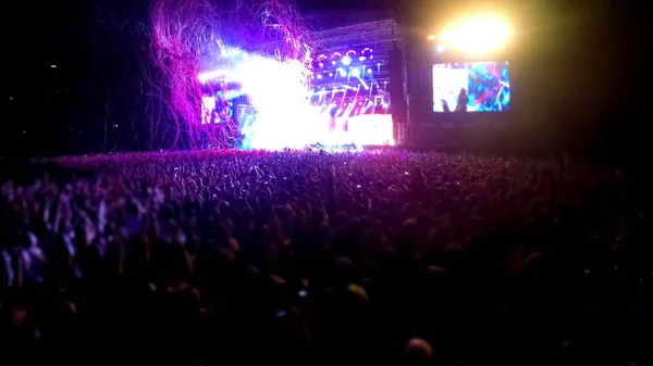 Palco Concerto Com Multidão Pessoas Frente Desempenho Estádio — Fotografia de Stock