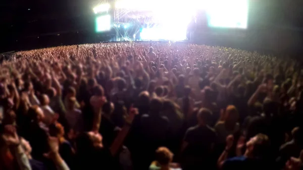 Multitud Personas Poniendo Las Manos Aire Aplaudiendo Ventiladores Concierto Estadio — Foto de Stock