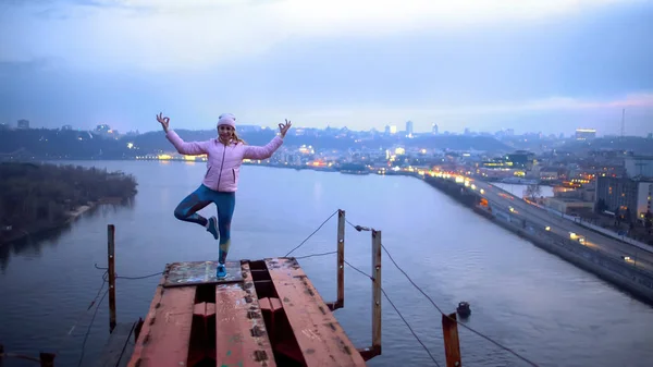 Brave Jeune Femme Debout Dans Pose Yoga Sur Pont Passe — Photo