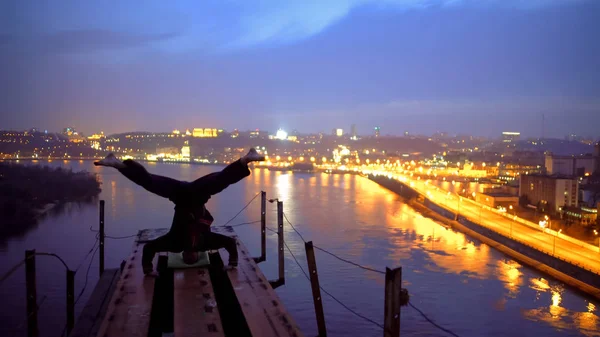 Köprü, adrenalin ve spor kenarında başı yapım cesur atlet