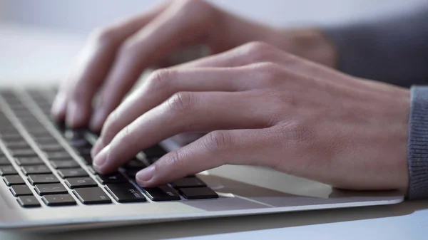 Journalist Oder Schriftsteller Tippt Text Auf Laptop Und Nutzt Moderne — Stockfoto