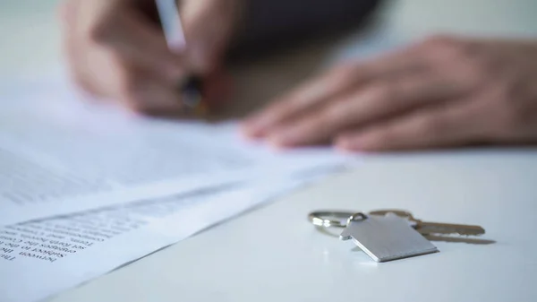 Person Unterschreibt Immobilienkaufvertrag Schlüssel Aus Wohnung Auf Dem Tisch — Stockfoto